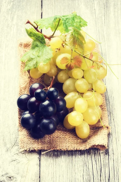 Куча белого и красного винограда — стоковое фото