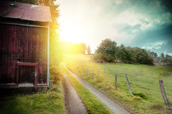 Old barn and country road — Stock Photo, Image