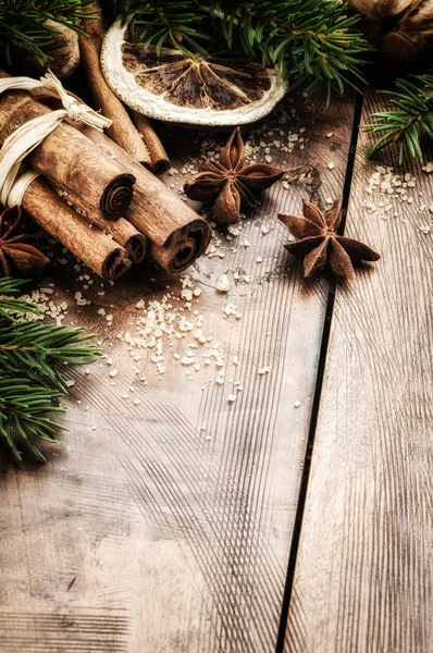 Weihnachtsstimmung mit saisonalen Gewürzen — Stockfoto