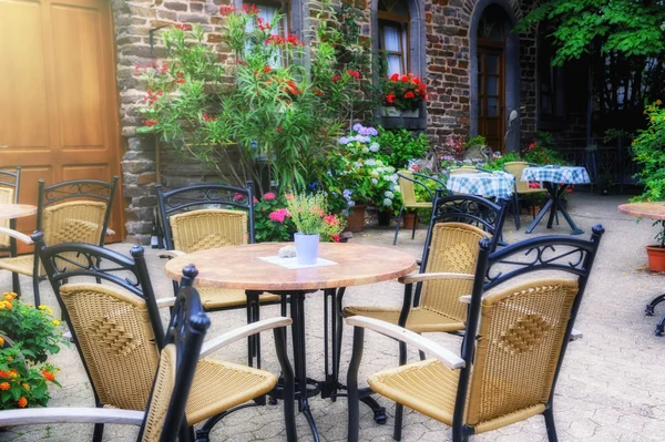 Café terraço em pequena cidade europeia — Fotografia de Stock