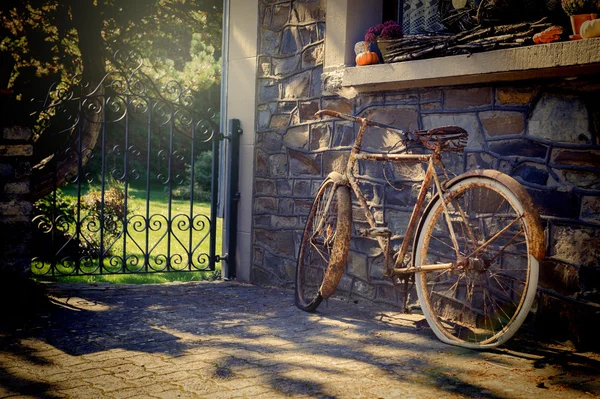 Gammal rostig cykel — Stockfoto