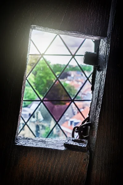 Janela da torre medieval — Fotografia de Stock