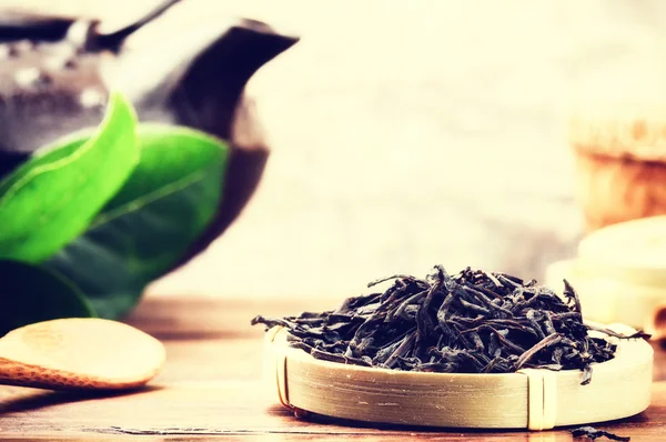 Primer plano de té negro y tetera — Foto de Stock