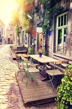 Küçük Avrupa şehrinde kafe terası