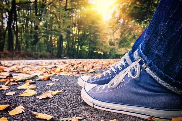 Young skater wearing trendy sneakers — Stock Photo, Image