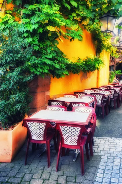 Café terrass i liten europeisk stad — Stockfoto