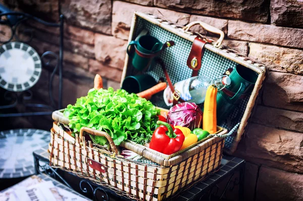 Cesta de picninc vieja con verduras frescas — Foto de Stock