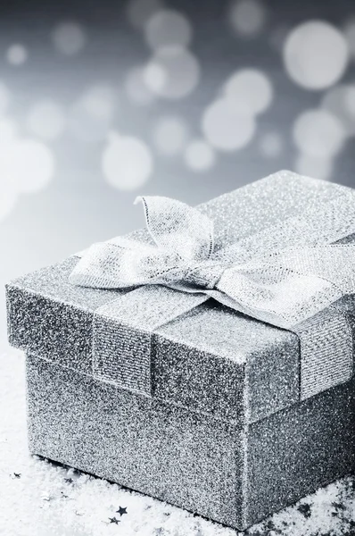 Chrstmas i silver glänsande box — Stockfoto