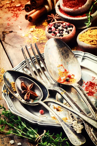 De instelling van de tabel met vintage bestek en kleurrijke kruiden — Stockfoto
