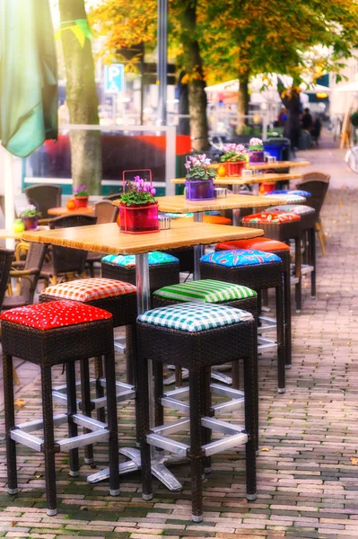 Café terrasse en ville d'automne — Photo