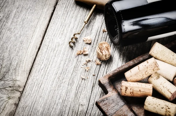 Garrafa de vinho tinto e rolhas — Fotografia de Stock