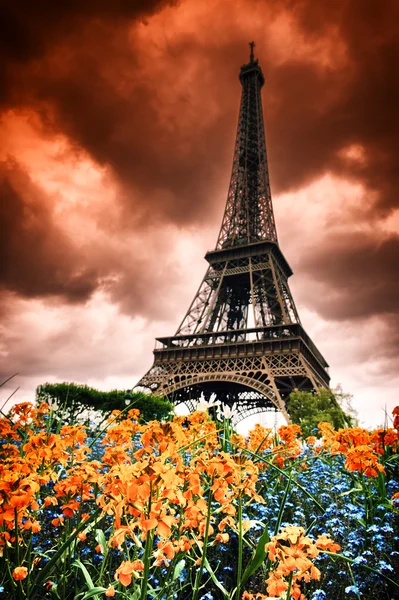Eiffelova věž s abstraktní červená obloha — Stock fotografie