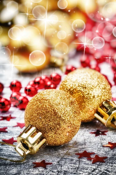 Kerstballen op feestelijke achtergrond — Stockfoto