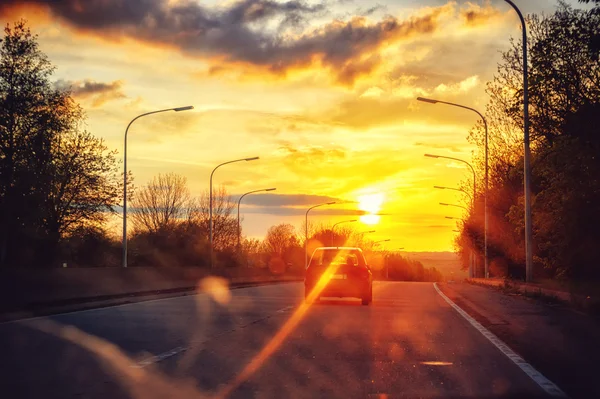 Paisagem de outono com estrada por do sol — Fotografia de Stock