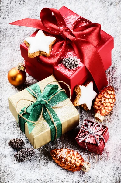 Cenário de Natal com presentes coloridos — Fotografia de Stock