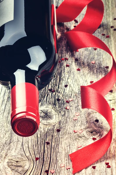 Impostazione San Valentino con bottiglia di vino rosso — Foto Stock