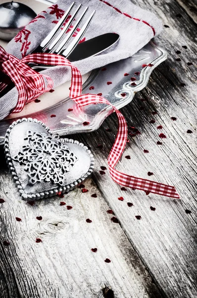 St Valentine's tabel instellen met decoratieve hart — Stockfoto