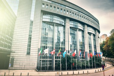 Bayraklar Avrupa Parlamento binası önünde feragat