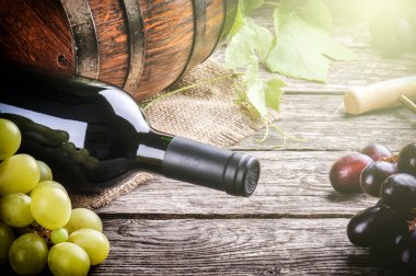 Kırmızı şarap ve taze üzüm rustik ayarı