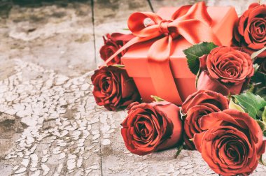 Sevgililer ayarı ile kırmızı gül buketi