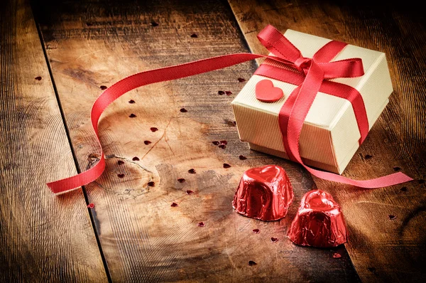Ημέρα του Αγίου Βαλεντίνου ρύθμιση με κιβώτιο δώρων και σοκολάτα — Φωτογραφία Αρχείου
