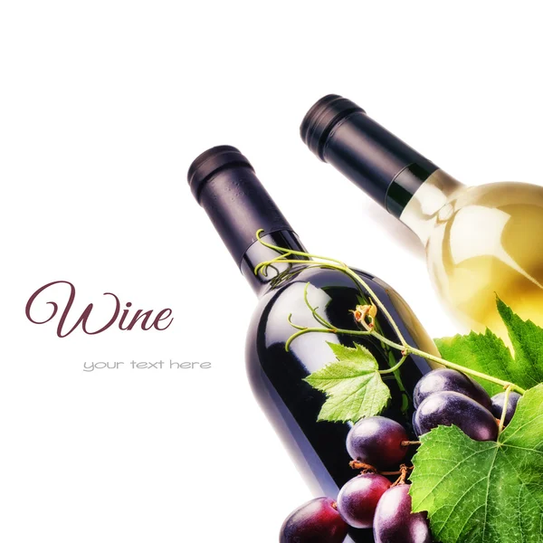 Бутылки вина со свежим виноградом — стоковое фото