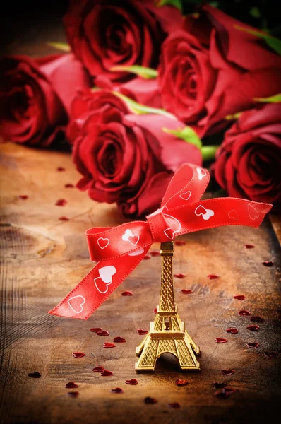 Torre Eiffel decorazione e mazzo di rose — Foto Stock