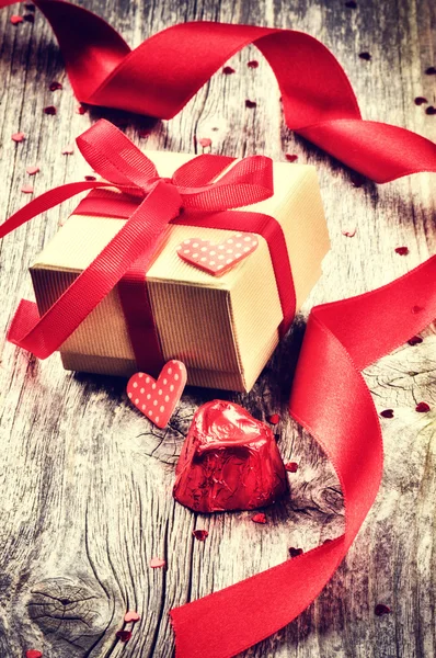 Valentine's setting with gift box — Stock Photo, Image