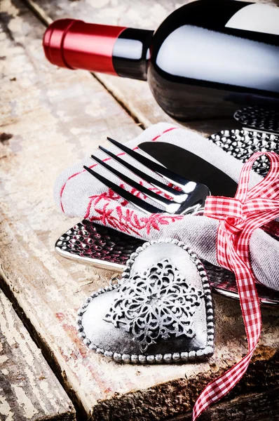 Tavola di San Valentino con vino rosso — Foto Stock