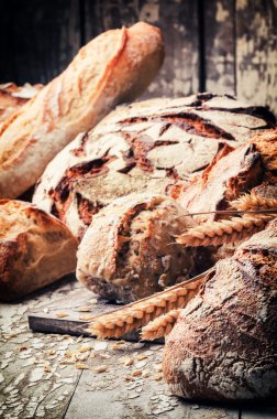 Rustik ortamda taze pişmiş ekmek