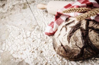 Pişmiş ekmek somun rustik ortamda