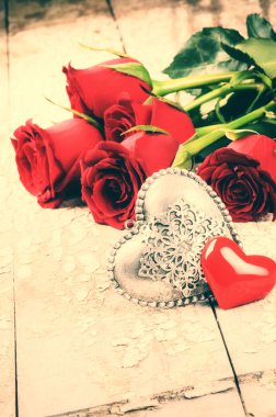 Sevgililer ayarı ile kırmızı gül buketi