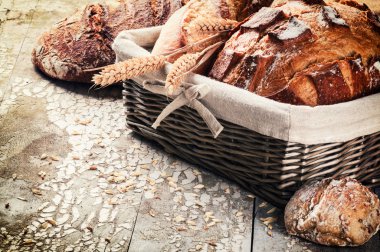 Hasır sepet içinde pişmiş ekmek