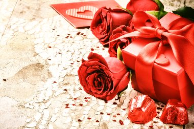 Sevgililer ayarı ile kırmızı gül buketi