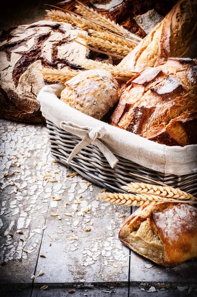 Pão fresco assado em cesta de vime — Fotografia de Stock