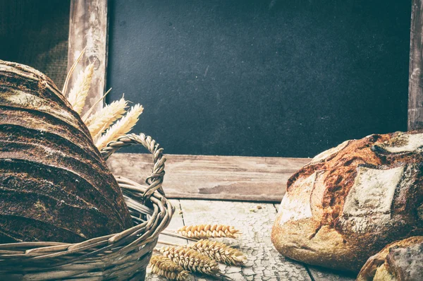 Pão assado em cesta de vime com copyspace — Fotografia de Stock