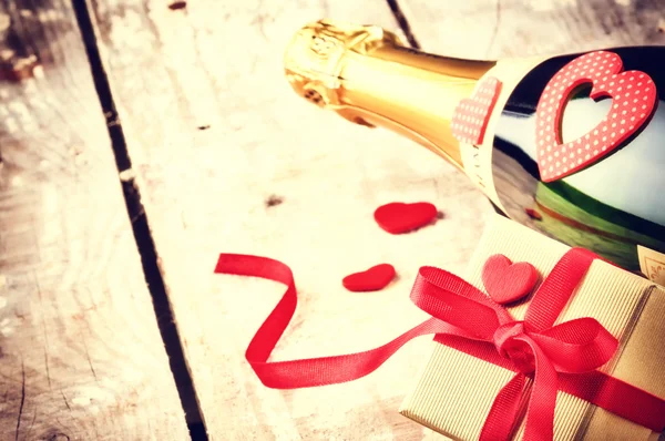 Cadre Saint-Valentin avec bouteille de champagne — Photo