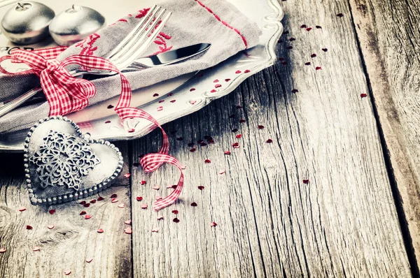 St Valentines tabell inställning med dekorativt hjärta — Stockfoto