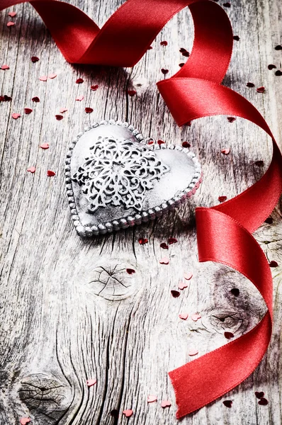 Sevgililer dekoratif kalp ve şerit ile batıyor — Stok fotoğraf