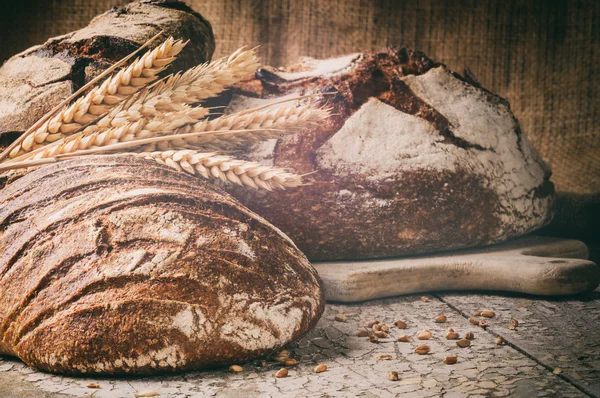 Taze pişmiş ekmek rustik ortamda yelpazesi — Stok fotoğraf