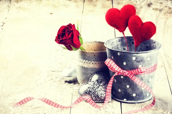 Декоративные сердца и красные розы — стоковое фото