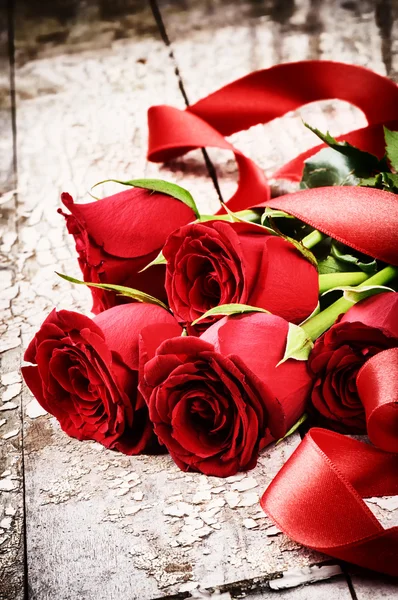グランジ背景に赤いバラの花束 — ストック写真