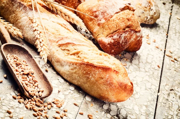 Freshly baked bread in rustic setting — Stock Photo, Image