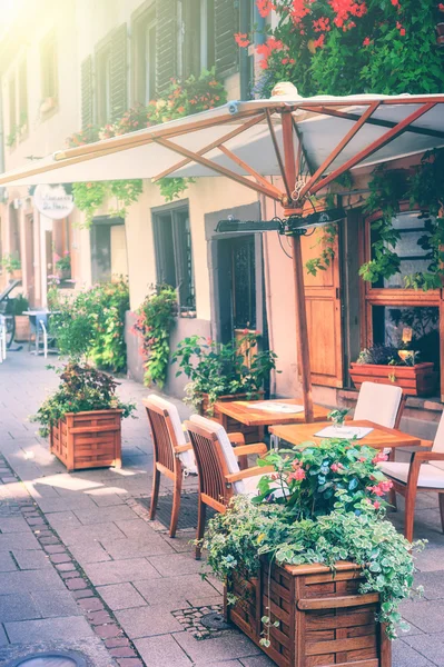 Café terraço em pequena cidade europeia — Fotografia de Stock