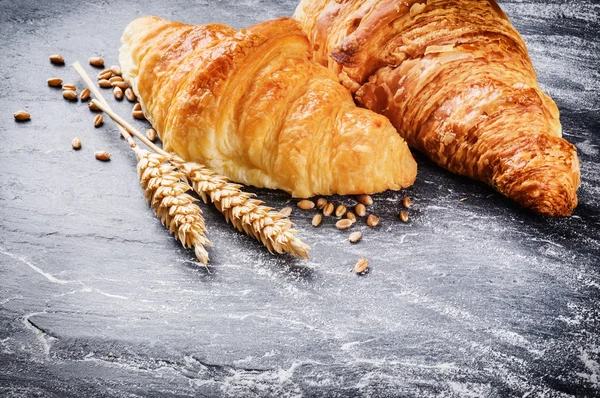 Ontbijt met verse croissants — Stockfoto