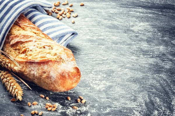 Frisch gebackenes Baguette in rustikalem Ambiente — Stockfoto