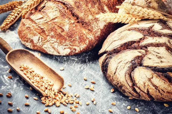 Pane appena sfornato in ambiente rustico — Foto Stock