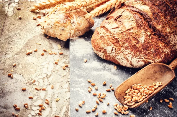 Pão fresco assado em ambiente rústico — Fotografia de Stock