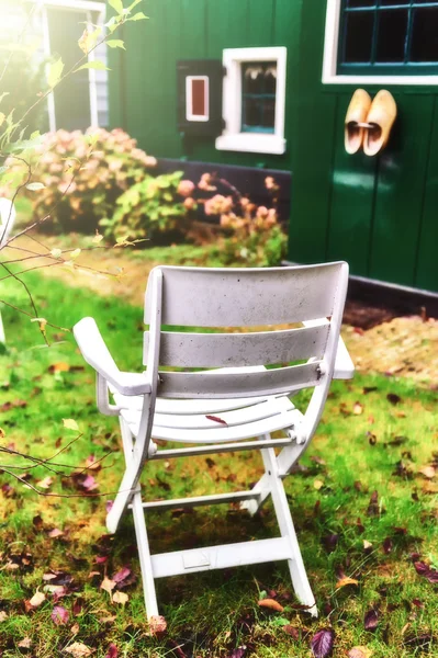 Stuhl im herbstlichen Hinterhofgarten — Stockfoto