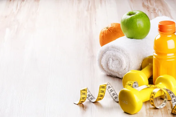 Concetto fitness con manubri e frutta fresca — Foto Stock
